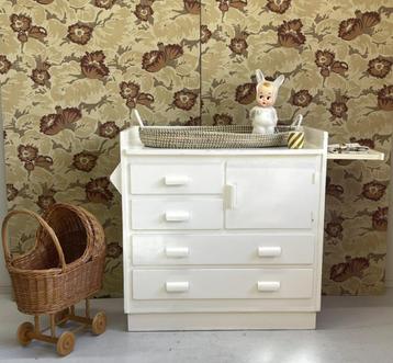Toffe vintage jaren 50/60 commode babykamer kast met rekje beschikbaar voor biedingen