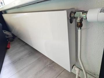 Mooie, strakke en gladde radiator in witte uitvoering 2/3 beschikbaar voor biedingen