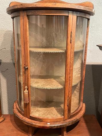 vitrinekastje antiek ca. 78 cm hoog beschikbaar voor biedingen