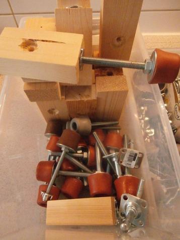 Onderdelen voor module tafels om ze te stellen op hoogte beschikbaar voor biedingen