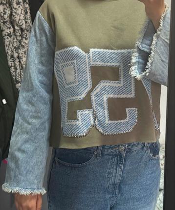 Unieke trui met denim details beschikbaar voor biedingen