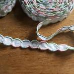 Meerkleurig geschulpt band rand 30 meter wit blauw roze mint, Hobby en Vrije tijd, Ophalen of Verzenden, Nieuw, Lint, Band of Elastiek