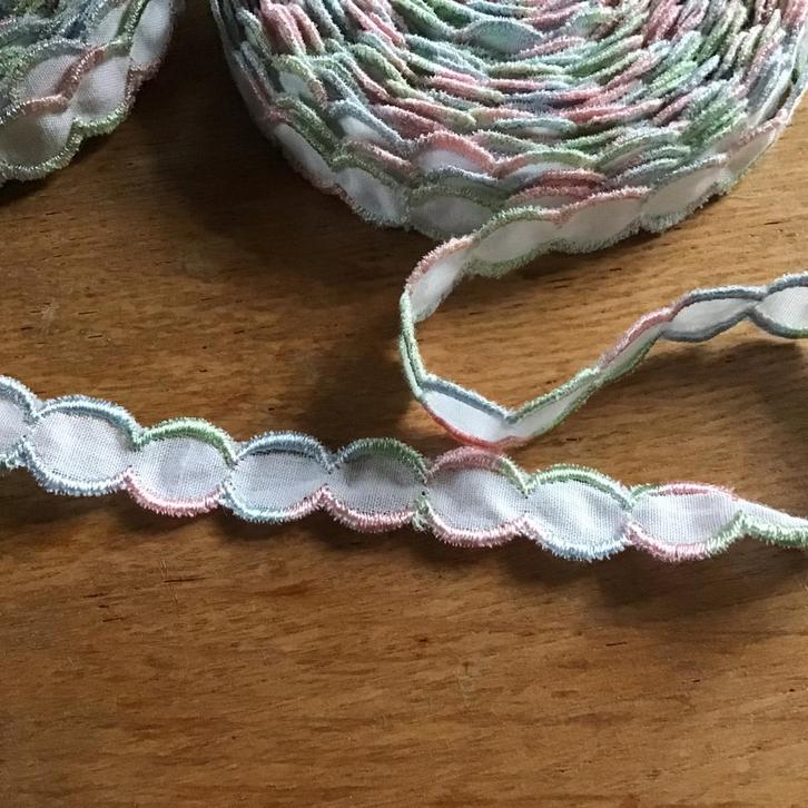 Meerkleurig geschulpt band rand 30 meter wit blauw roze mint, Hobby en Vrije tijd, Naaien en Fournituren, Nieuw, Lint, Band of Elastiek