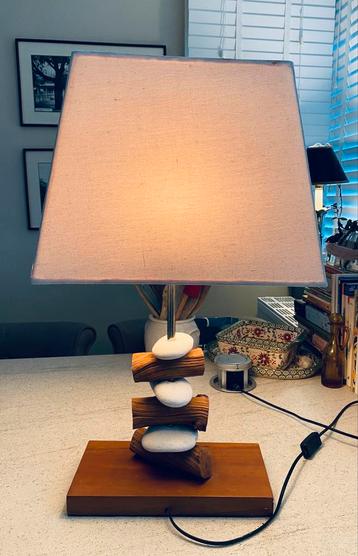 Mooie lamp van natuurlijke materialen beschikbaar voor biedingen