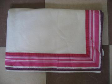 mooi nieuw roomwit plaid met roze gestreepte bies beschikbaar voor biedingen