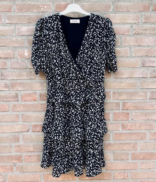Zwarte bloemenjurk van Modström – Maat M, Kleding | Dames, Jurken, Zo goed als nieuw, Maat 38/40 (M), Zwart, Boven de knie, Verzenden
