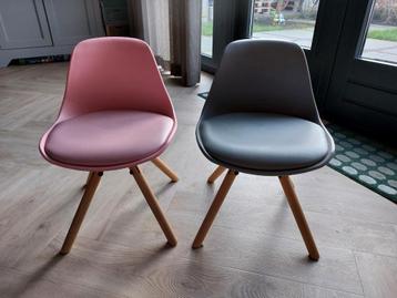 2 Kinderstoelen (Peuter) - Roze & Grijs beschikbaar voor biedingen
