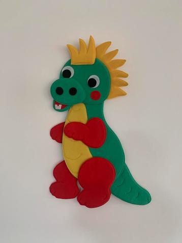 Gekleurde draak voor op de kinderkamer beschikbaar voor biedingen