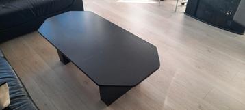 Zwarte houten salontafel beschikbaar voor biedingen
