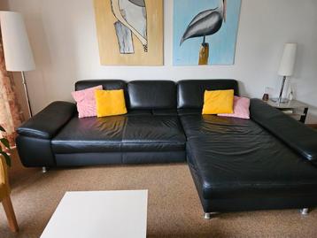 Leren zwart bankstel met chaise longe beschikbaar voor biedingen