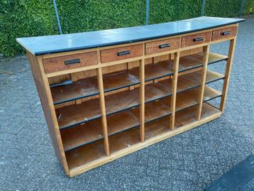 Oude vintage toonbank met lade beschikbaar voor biedingen