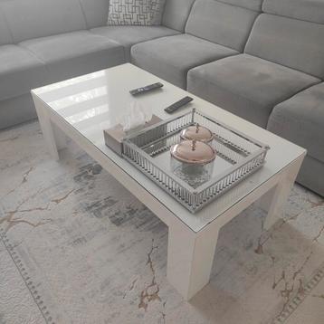 Moderne hoekbank en salontafel met glazen blad beschikbaar voor biedingen