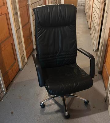 Zwarte leren bureaustoel – verstelbaar met wielen beschikbaar voor biedingen