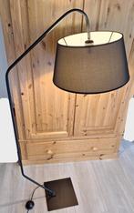 Moderne staande schemerlamp met zwart gemêleerde kap, Huis en Inrichting, Lampen | Vloerlampen, Ophalen, 100 tot 150 cm, Zo goed als nieuw