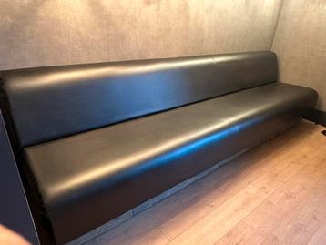 Grote bank voor in barretje beschikbaar voor biedingen