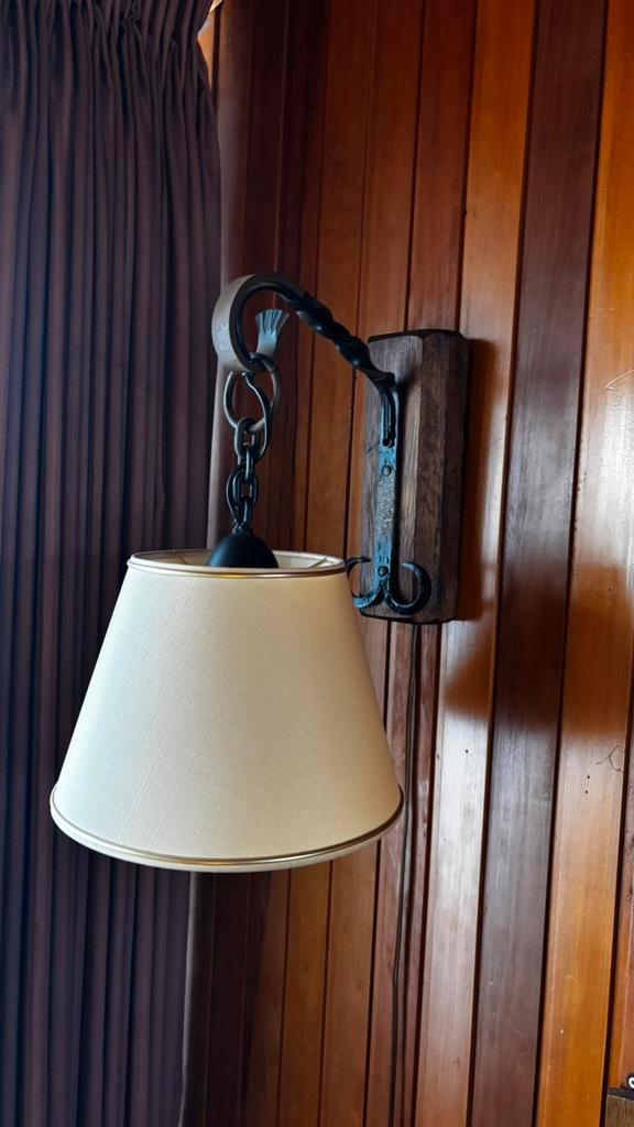 Rustieke Smeedijzeren Wandlamp met Achterbord & Stoffen Kap, Huis en Inrichting, Lampen | Wandlampen, Zo goed als nieuw, Ophalen