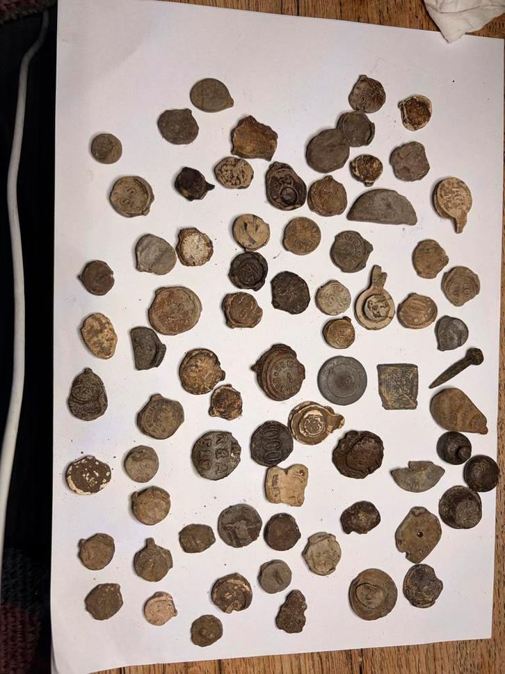 Oude zegelloodjes (17e en 18e eeuw) - Bodemvondst, Antiek en Kunst, Antiek | Overige Antiek, Ophalen of Verzenden