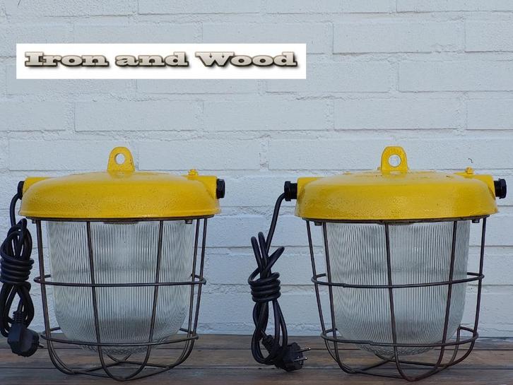 Oude vintage  bully / mijnlamp / hanglamp D28 H30 - geel, Huis en Inrichting, Lampen | Plafondlampen, Gebruikt, Glas, Metaal, Ophalen of Verzenden