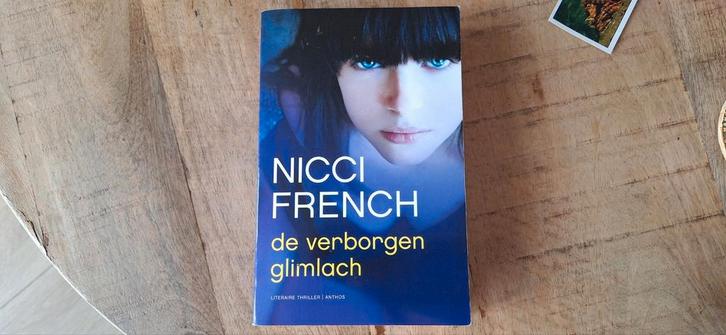 Nicci French - de verborgen glimlach (Literaire Thriller), Boeken, Thrillers, Gelezen, Nederland, Ophalen of Verzenden