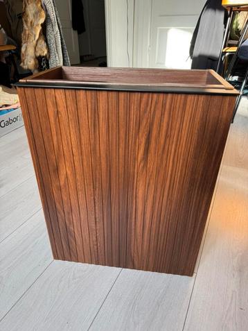 Fonteinkast BWS met verticaal reliëf (hout, soft-close) beschikbaar voor biedingen