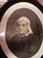 Antieke houtskool portret oudere dame klederdracht, Ophalen of Verzenden