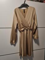 Champagne kleurige jurk - ZGAN, Maat 38/40 (M), Beige, Ophalen of Verzenden, Zo goed als nieuw