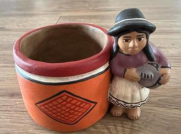 Vrouw met waterkruik PERU aardewerk 