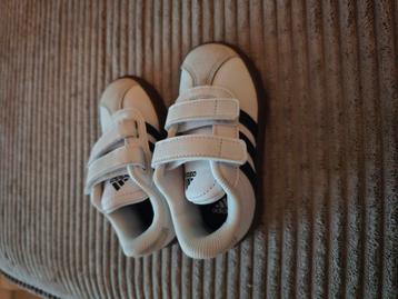 Adidas schoentjes maat 22 beschikbaar voor biedingen