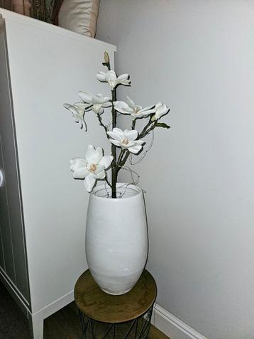 Kunsttak Magnolia met vaas beschikbaar voor biedingen