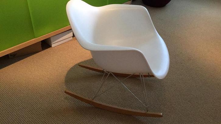 Design Vitra Eames schommelstoel, Huis en Inrichting, Stoelen, Gebruikt, Eén, Kunststof, Wit, Ophalen