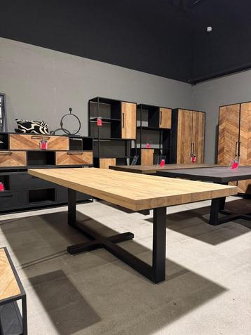 Eettafel Granville I Whoon I Room108 I van €2095 voor €1199 beschikbaar voor biedingen