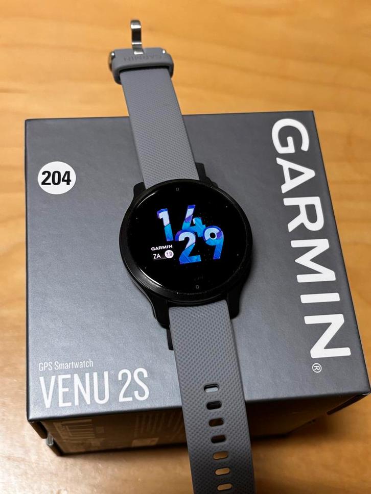 Garmin Venu 2s (GPSinruil-nr 204), Sieraden, Tassen en Uiterlijk, Sporthorloges, Zo goed als nieuw, Android, Grijs, Afstand, Calorieverbanding
