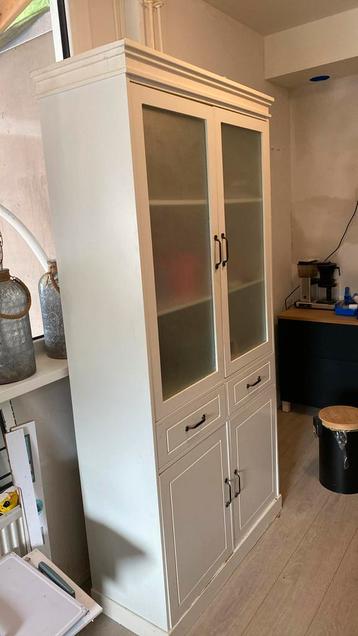 Buffetkast beschikbaar voor biedingen