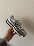Nike P-6000 Metallic Silver - Nieuw & Ongedragen - Maat 43, Kleding | Heren, Ophalen of Verzenden, Nieuw, Wit