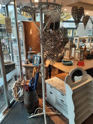 Brocante staande metalen kapstok beschikbaar voor biedingen