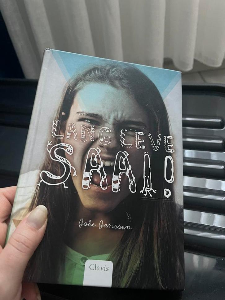 Joke Janssen - Lang leve saai!, Boeken, Kinderboeken | Jeugd | 10 tot 12 jaar, Zo goed als nieuw, Ophalen of Verzenden