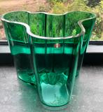 Iittala Alvar Aalto Savoy tafelvaas 160mm emerald green, Minder dan 50 cm, Glas, Ophalen of Verzenden, Zo goed als nieuw