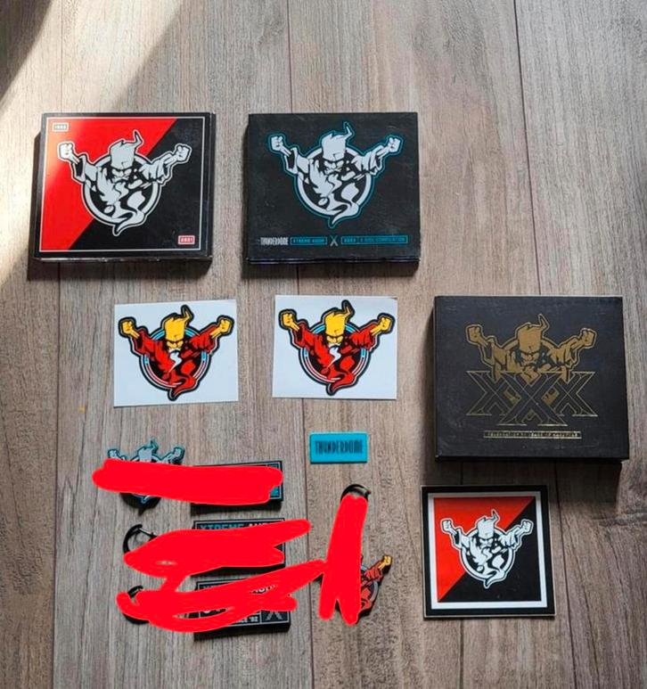 Thunderdome & Defqon Items - Stickers, Keychains, Verzamelen, Complete verzamelingen en Collecties, Verzenden
