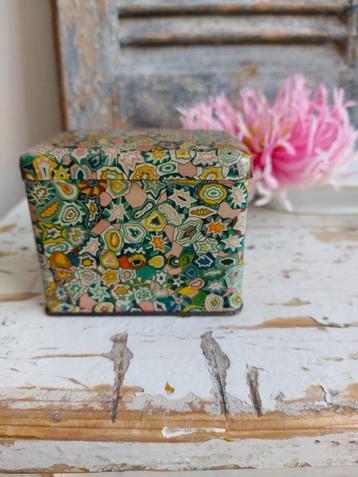 Klein vintage blikje met scharnierend dekseltje beschikbaar voor biedingen