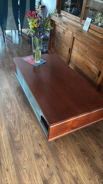 houten salontafel met glazen schuif deurtjes. Afm 130x70 beschikbaar voor biedingen