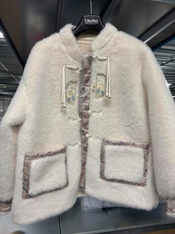 Witte Jas met Details - Maat M beschikbaar voor biedingen