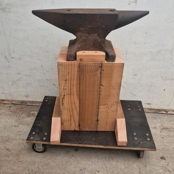 Aambeeld 65 kg op houten sokkel , aambeeld op blok beschikbaar voor biedingen