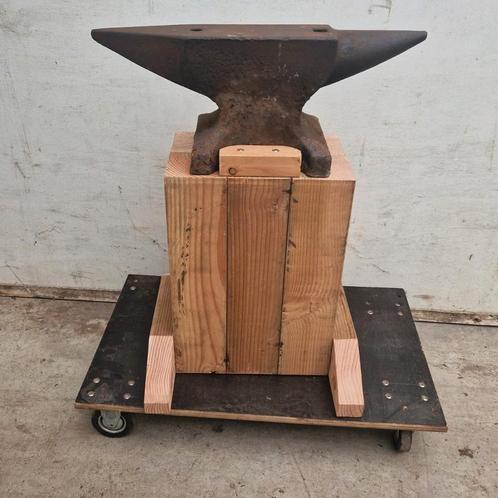 Aambeeld 65 kg op houten sokkel , aambeeld op blok, Antiek en Kunst, Antiek | Gereedschap en Instrumenten, Ophalen
