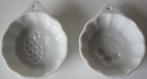 twee mini puddingvormpjes - druif - kers, Ophalen of Verzenden, Overige stijlen, Aardewerk, Schaal of Schalen