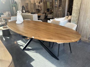 Magazijn Leegverkoop Grote eettafel ovaal mangohout matrix  beschikbaar voor biedingen