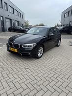 BMW 1-Serie 118i 136pk Aut 2017 Zwart, Auto's, BMW, 65 €/maand, Metallic lak, Zwart, Origineel Nederlands