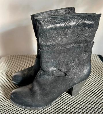 Laarzen, laarsjes beschikbaar voor biedingen