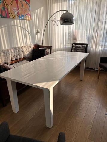 Mooie tafel 210x95 cm beschikbaar voor biedingen