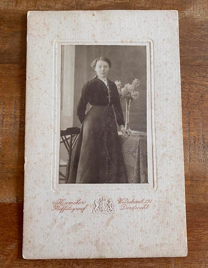 Kabinetkaart Heameter Hoffotograaf vrouw staand, Verzamelen, Foto's en Prenten, Gebruikt, Foto, Overige onderwerpen, Voor 1940