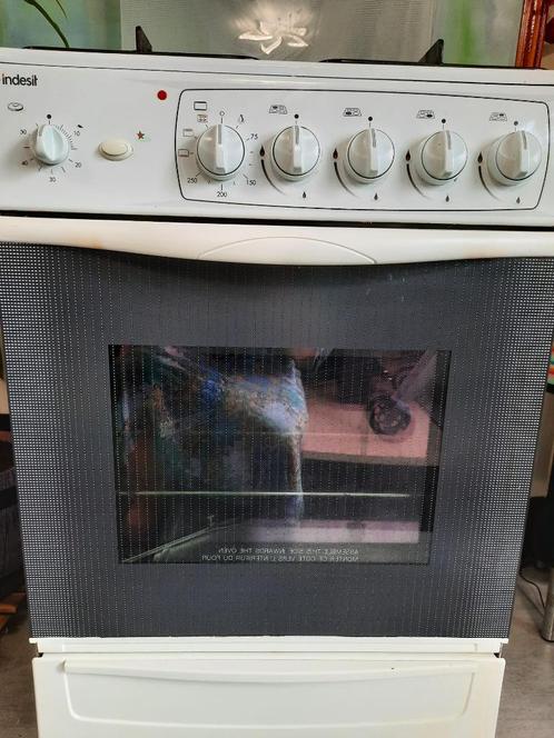 Indesit Gasfornuis met  4 Kookzones, Witgoed en Apparatuur, Fornuizen, Gebruikt, Vrijstaand, Gas, 4 kookzones, 85 tot 90 cm, 45 tot 60 cm